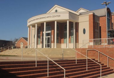 Tyler TX - 30 Aralık 2024 Tyler Junior Kolej Binası ve Tabelası Tyler Teksas 'ta