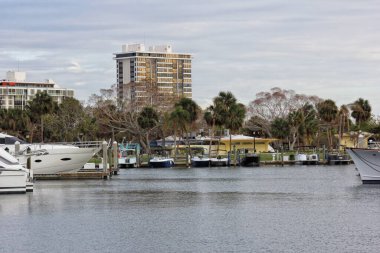 Sarasota FL - 4 Kasım 2024: Mariana şehir merkezindeki tekneler Sarasota Florida 'da bulundu