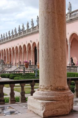 Sarasota FL - 5 Kasım 2024: Sarasota Florida 'da bulunan Ringling Sanat Müzesinin Avlusu