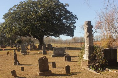 Öğlen TX - 5 Ocak 2025: Öğlen Teksas 'ta Tarihi Mezarlık