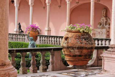 Sarasota FL - 5 Kasım 2024: Sarasota Florida 'da bulunan Ringling Sanat Müzesinin Avlusu