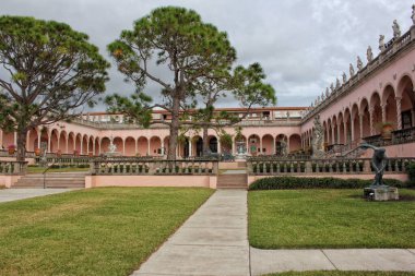Sarasota FL - 5 Kasım 2024: Sarasota FL 'de bulunan Milton Kasırgası' ndan hasar gören Ringling Sanat Müzesinin Avlusu
