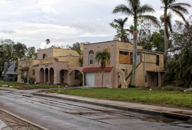 Bradenton FL - 6 Kasım 2024 Bradenton Florida 'da Milton Kasırgası Bina Hasarlı