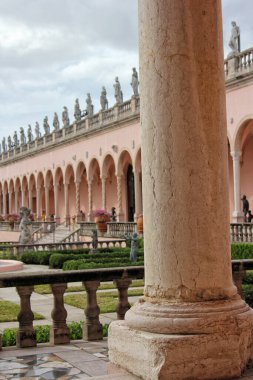 Sarasota FL - 5 Kasım 2024: Sarasota Florida 'da bulunan Ringling Sanat Müzesinin Avlusu