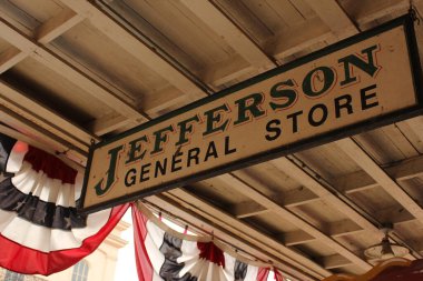 Jefferson TX - 14 Şubat 2025: Jefferson General Store Jefferson, Teksas şehir merkezinde yer almaktadır.