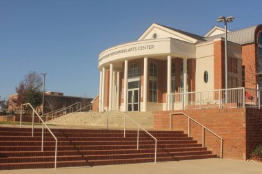 Tyler TX - 30 Aralık 2024 Tyler Junior Kolej Binası ve Tabelası Tyler Teksas 'ta