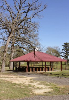 Kırsal Doğu Teksas 'taki Griffin Mezarlığı yakınlarındaki Kilise ve Cenaze Hizmetleri için Kapalı Pavyon