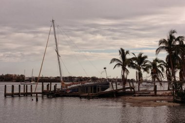 Sarasota Fl 'deki Milton Kasırgası Yelkenliyi Hasar Verdi