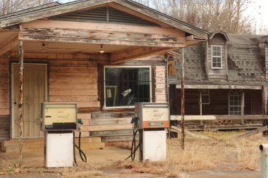 Kırsal Doğu TX 'te Terk Edilmiş Benzin İstasyonu ve Motel