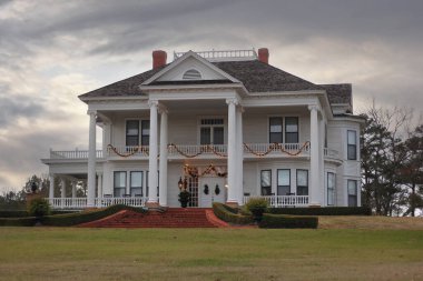 Tarihi Antebellum Evi Kırsal Doğu Teksas 'ta Günbatımında Noel Dekorasyonlarıyla