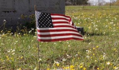 Doğu Teksas yakınlarındaki Mezarlıkta Amerikan Bayrağı Dalgalanıyor