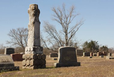 Whitehouse TX - 11 Mart 2025: Whitehouse, Teksas 'taki Whitehouse City Mezarlığındaki Tarihi Mezar Taşları