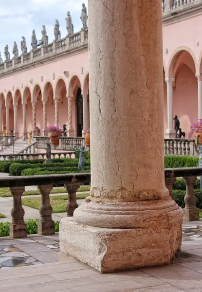 Sarasota FL - 5 Kasım 2024: Sarasota Florida 'da bulunan Ringling Sanat Müzesinin Avlusu