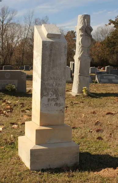 Bullard TX - 16 Ocak 2025: Bullard Teksas 'taki Tarihi Şehir Mezarlığında Tarihi Mezar Taşı