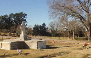 Tyler TX - 6 Ocak 2025: Tyler Texas 'taki Pines Memorial Gardens Mezarlığındaki Katedral
