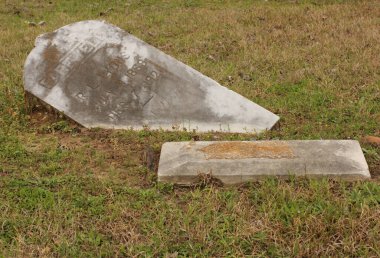 Bullard TX - 9 Mart 2025: Bullard Teksas 'ta bulunan Yeni Umut Mezarlığındaki Tarihi Mezar Taşları