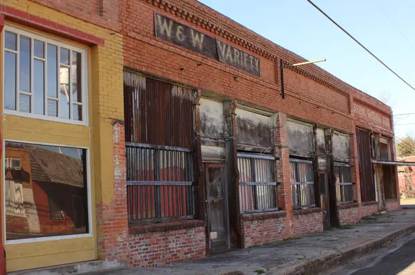 Cushing TX - 19 Ocak 2025: Cushing Texas 'taki Tarihi Terk Edilmiş Binalar