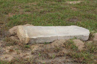 Kırsal Doğu Teksas Mezarlığında Kırık Mezar Taşı