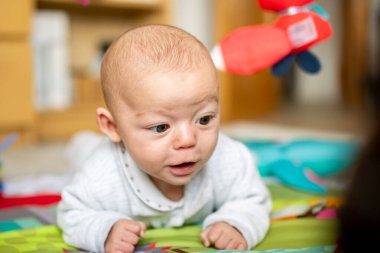 Yeni doğan bebekler oyun bahçelerinde vakit geçirir, hareket kabiliyetlerini geliştirmek ve kafa ve boyun kaslarını güçlendirmek için bebek spor salonu. bebek gelişimi ve el becerisi kavramı