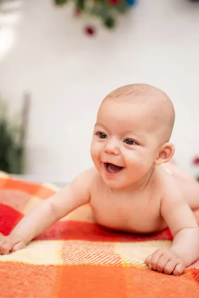Крупный План Портрета Смеющегося Младенца Открытым Ртом Лежащего Пледе Пледе Стоковое Фото