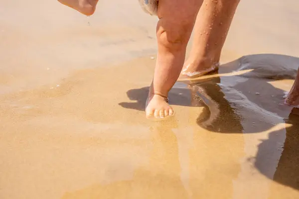 Горизонтальная Фотография Маленьких Ножек Малыша Впервые Ступившего Песок Пляжа Наслаждающегося Лицензионные Стоковые Изображения
