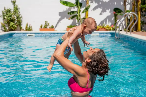 Jovem Mãe Desfrutando Rindo Com Seu Bebê Piscina Hotel Segurando Fotos De Bancos De Imagens