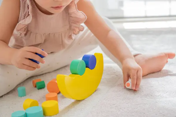 Крупным Планом Изображение Маленькой Девочки Играющей Балансовыми Блоками Устойчивой Деревянной Стоковое Фото