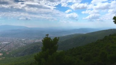 Panoramik çekim, Atina 'nın bir sonbahar sabahında bir dağın tepesinden havanın çok nemli olduğunu gösteriyor.,