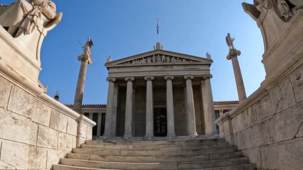 希腊雅典 2023年3月24日 摄像机的后退运动揭示了雅典学院的建筑 蓝天为背景 — 图库视频影像