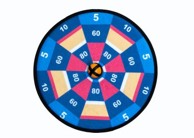 Dartboard cırt cırtlı oyuncağı beyaz arkaplanda izole edildi.