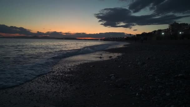 Statische Opname Van Een Strand Met Wandelaars Tijdens Zonsondergang Athene — Stockvideo