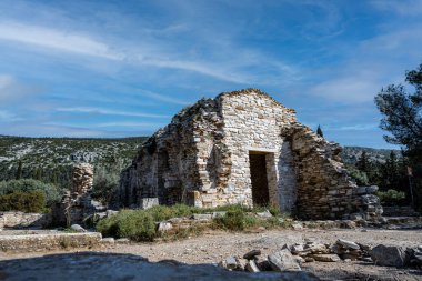 Atina-Yunanistan 'daki Hymettus Dağı' nda bulunan erken dönem Hıristiyan kilisesinin kalıntıları. Arka planda güzel mavi gökyüzü.