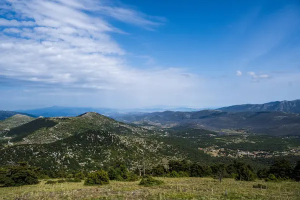 Yunanistan 'daki Kithaironas dağında dağlar ve mavi gökyüzü manzarası.