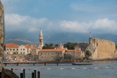 Budva, Karadağ-8 Eylül 2024. Eski Budva kasabası. Bir yaz günü insanların denizde yüzdüğü yer..