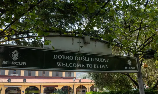 Budva, Karadağ-5 Eylül 2024. Kentin otobüs durağında yer alan İngiliz ve Karadağca dillerinde 'Budva' ya Hoşgeldiniz 'yazılı bir karşılama pankartıyla yakın çekilen fotoğraf.
