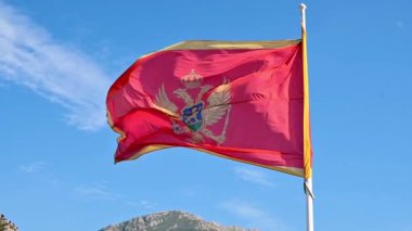Karadağ 'ın mavi gökyüzünde dalgalanan bayrağını yavaş çekim görüntüleri gösteriyor.