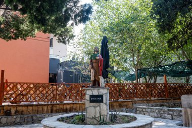 Katolik Aziz Roch 'un heykeli Karadağ' da bir kilisenin avlusuna dikildi.
