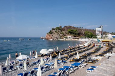 Sutomore, Karadağ - 6 Eylül 2024 Güneşli bir günde güneşli plaj. Tatil kavramı.