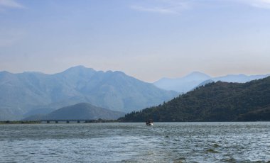 Skadar Gölü, Karadağ-2 Eylül 2024. Panoramik fotoğraf Karadağ 'daki Skadar Gölü' nü bir yaz gününde gösteriyor.