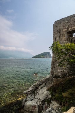 Budva-Karadağ 'daki şatonun denize bakın. Seyahat kavramı.