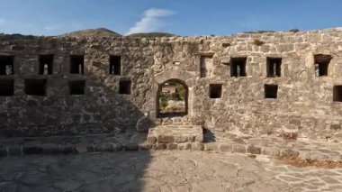 Bir şatoda ileri doğru hareket etmek, kamerayı savaş alanından geçirir ve Karadağ 'ın Stari Bar kentinin manzarasını gösterir..