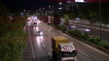 Atina, Yunanistan-1 Ekim 2024 Statik çekim görüntüleri, gece saatlerinde Yunan Ulusal Yolu 'nda hareket eden arabaları gösteriyor.
