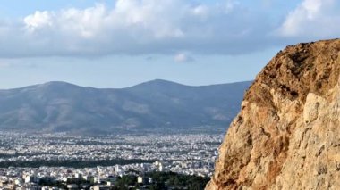 Atina-Yunanistan kentindeki terk edilmiş bir kireç fırını fabrikasının zaman aşımına uğramış görüntülerini büyüt. Bulutlar bacanın arkasından geçiyor. .