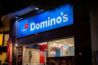 Atina, Yunanistan-25 Ekim 2024. Domino Pizzacısı Cephesi 'nde gece ışıkları aydınlatıldı.