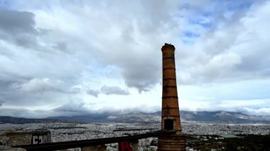 Atina kentindeki terk edilmiş bir kireç fırını yapısının hızlandırılmış videosu.