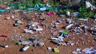 Atina, Yunanistan-11 Aralık 2024. Kamera çevresindeki çöp ve atık alanları yerel bir parkta dolaşıyor. • 124; İnsan faaliyetleri kavramından kaynaklanan şehir kirliliği.