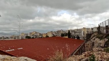 Hızlandırılmış zaman aşımı videosu, Atina şehir-Yunanistan 'ın yağmurlu bir günde geçen bulutları ve gökten düşen su damlalarını gösteriyor.