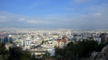 Zaman atlamalı 4K görüntüleri Atina 'nın kuzeyindeki banliyöleri gösteriyor. Güneşli bir günde mavi gökyüzü ve yakındaki bir tepeden gelen bulutlar..