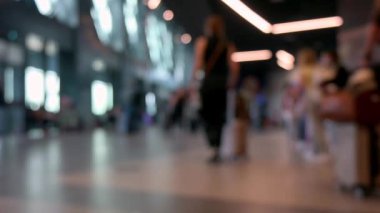 Yumuşak odak görüntüleri, bavullu insanların havaalanında yürüdüğünü gösteriyor. Ulaşım kavramı.