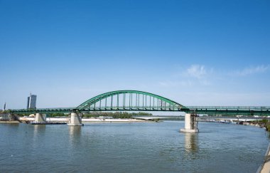 Belgrad, Sırbistan-21 Nisan 2025. Fotoğraf Eski Sava Köprüsü 'nü gösteriyor. Şehrin tarihi bir köprüsü. Ufukta mavi gökyüzü, seyahat kavramı.